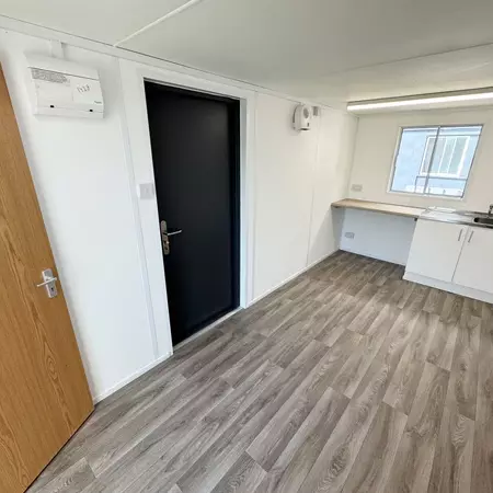 21x8ft Custom With WC & Kitchenette - Image 2