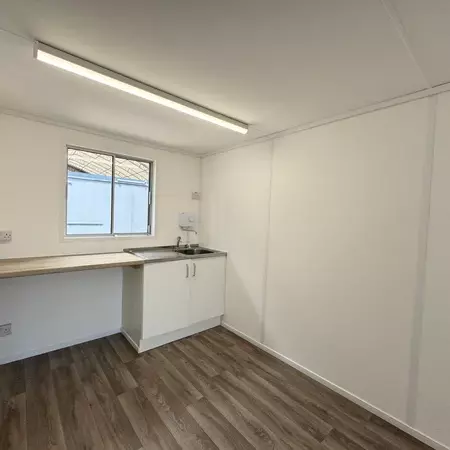 21x8ft Custom With WC & Kitchenette - Image 10