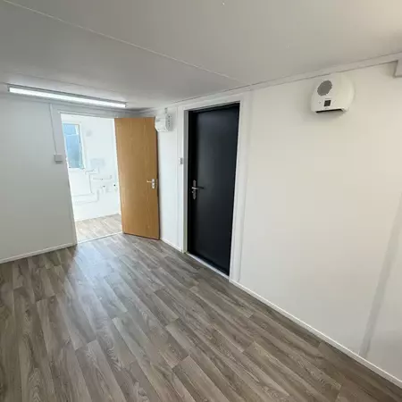 21x8ft Custom With WC & Kitchenette - Image 9