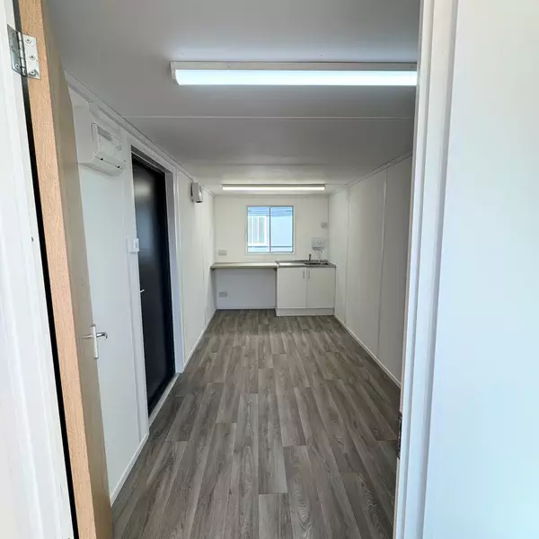 21x8ft Custom With WC & Kitchenette - Image 8